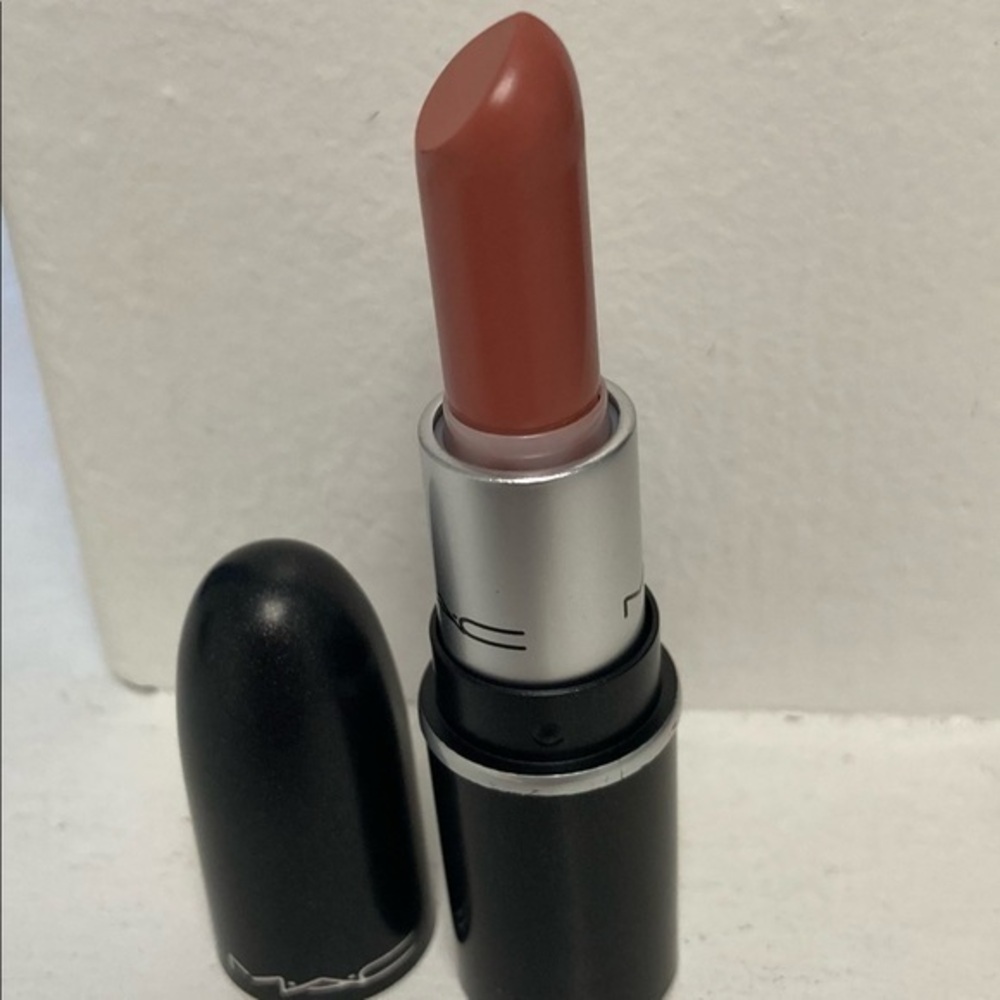 NWT Mac Mini 👄 Matte Lipstick in Velvet Teddy